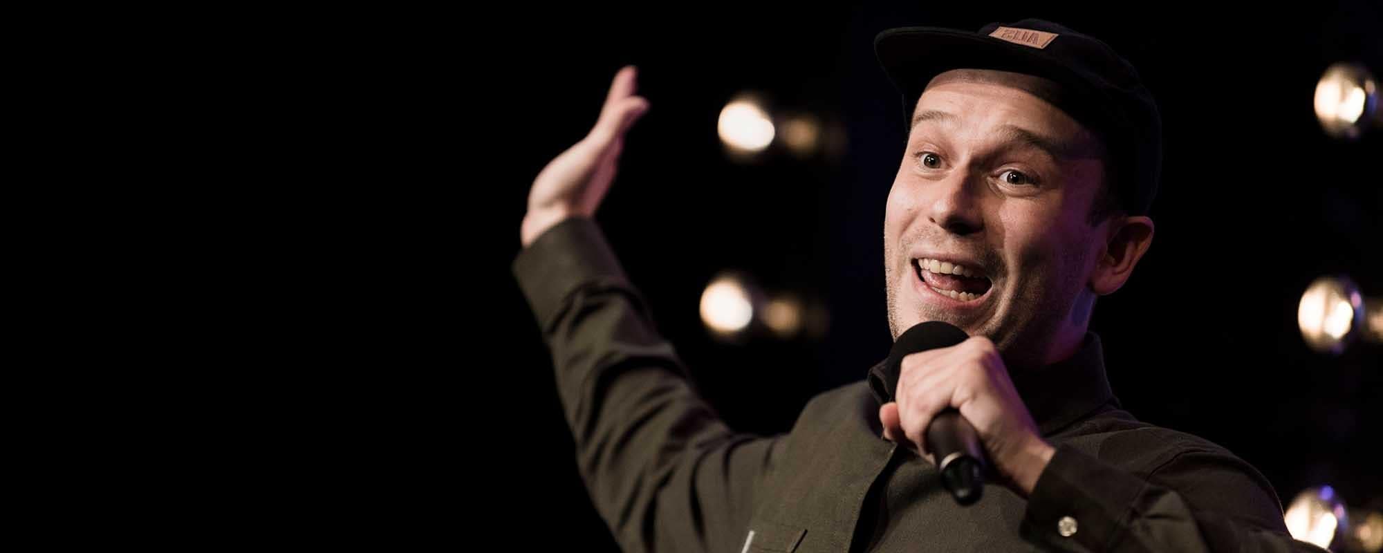 Smilende komiker Morten Wichmann laver stand up